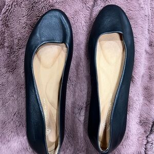 Like new Antonio Melani leather black flats